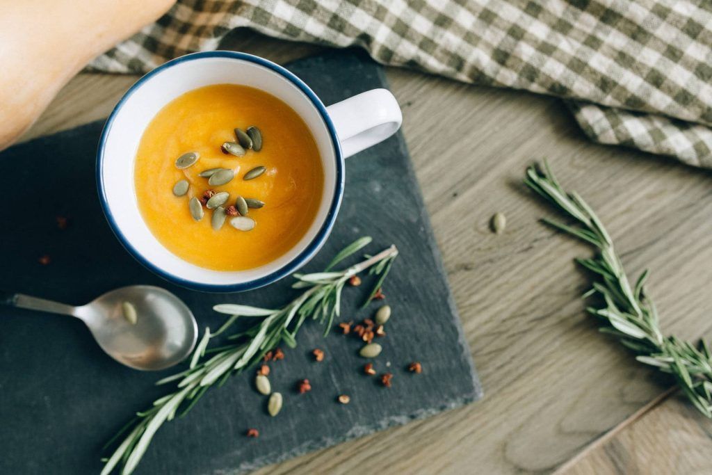 Kürbissuppe mit Kürbiskernen. Suppe ist empfehlenswert bei Verdauungsproblemen.