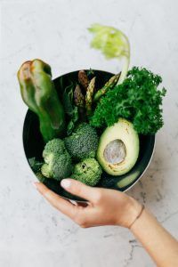 Grünes Gemüse in einer Schale wie Avocado, Brokkoli, lauch und Spargel gehören zu einer glutenfreien Ernährung.