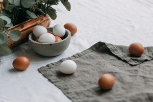 Eier liegen auf Geschirrtuch und in kleiner Schüssel