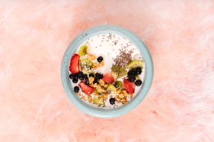 Abnehmen und Ernährung: Chia Samen in Joghurt mit Früchten und Nüssen