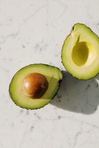 Abnehmen und Ernährung: Geöffnete Avocado auf einem Tisch