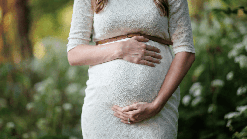 Endometriose Frau schwanger hält sich den Bauch