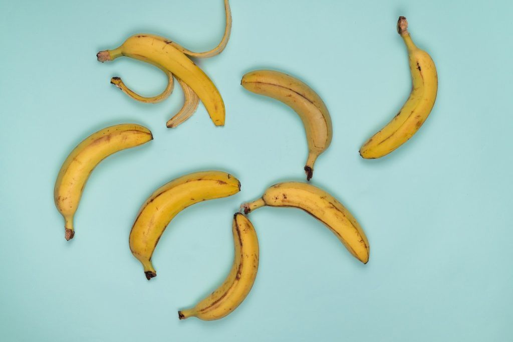 fruchtzucker in bananen auf blauem hintergrund
