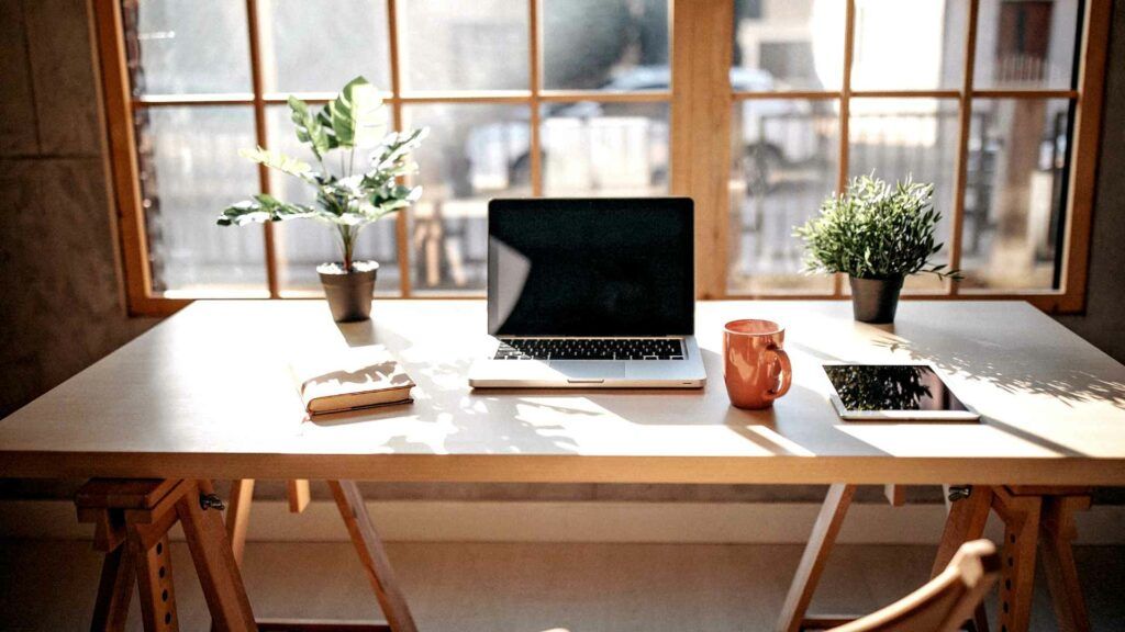 Schreibtisch, Laptop, Kaffeetasse, Schreibtischstuhl