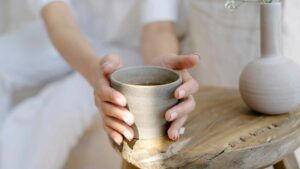 Eine Teetasse in den Händen einer Frau